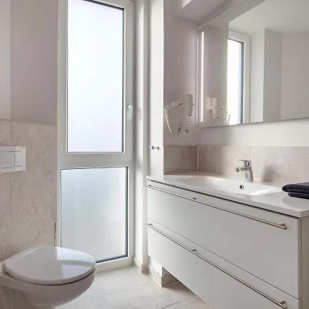 Exklusive Marina-wohnung Mit Balkon *